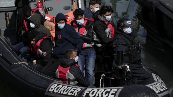 Las fuerzas fronterizas británicas traslada a migrantes desde el Canal de la Mancha el 17 de junio del 2022 - Sputnik Mundo