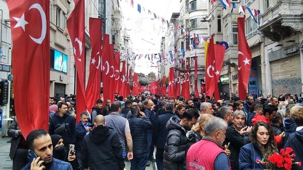 Residentes de Estambul llevan flores al lugar del atentado terrorista en la céntrica calle peatonal Istiklal, Turquía - Sputnik Mundo