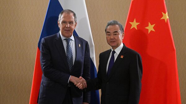 Serguéi Lavrov, ministro de Exteriores ruso, y Wang Yi, ministro de Exteriores chino - Sputnik Mundo