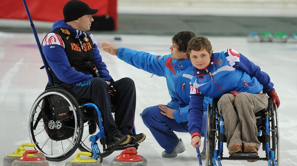 Los atletas paralímpicos Alexander Fatuyev, a la izquierda, y Darya Shchukina en una sesión de entrenamiento del equipo nacional ruso de curling en Cheliábinsk, Rusia - Sputnik Mundo
