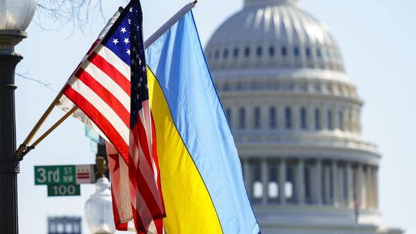 Banderas de EEUU y Ucrania - Sputnik Mundo