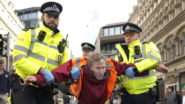 Agentes de policía del Reino Unido detienen a un activista del grupo Just Stop Oil tras bloquear una carretera en Londres - Sputnik Mundo