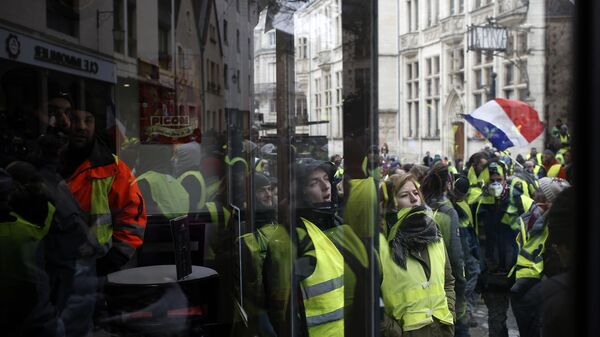 Una protesta de los chalecos amarillos en Francia - Sputnik Mundo