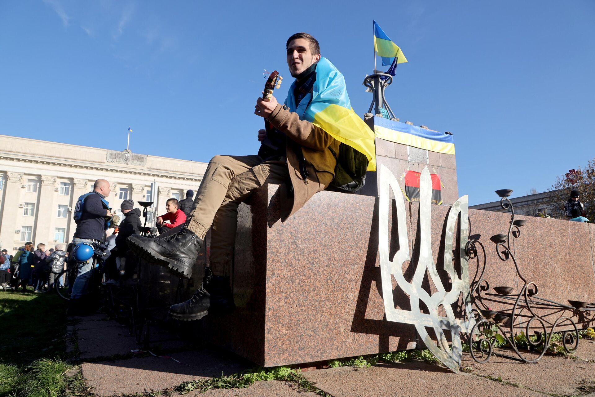 La bandera del país está en el pedestal frente la administración regional de Jersón, del que fue derribado el monumento de Vladímir Lenin, el 14 de noviembre de 2022 - Sputnik Mundo, 1920, 19.11.2022