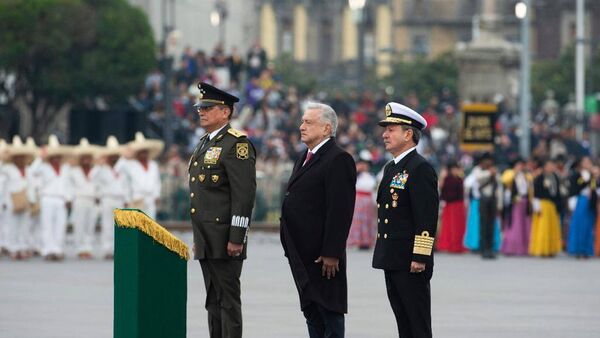 El presidente de México, Andrés Manuel López Obrador, flanqueado por los mandos militares del país. - Sputnik Mundo