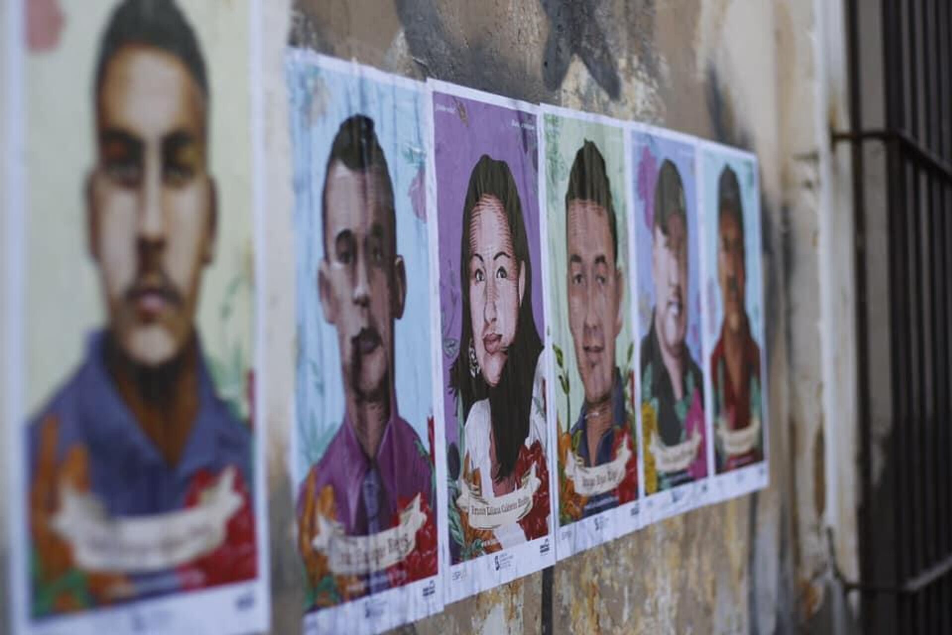 Retratos de personas desaparecidas buscadas en Sinaloa, adheridos a las paredes por el Colectivo Juan Panadero. - Sputnik Mundo, 1920, 21.11.2022