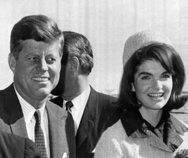 El asesinato de Kennedy también seguirá siendo uno de los más misteriosos del siglo pasado.En la foto: John F. Kennedy y su esposa, Jacqueline, en el aeropuerto Love Field de Dallas, Texas. - Sputnik Mundo