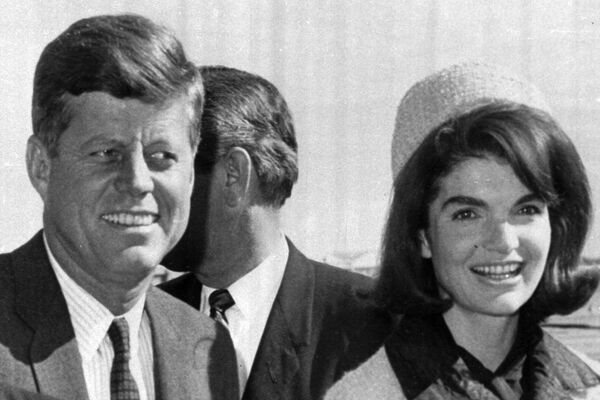 El asesinato de Kennedy también seguirá siendo uno de los más misteriosos del siglo pasado.En la foto: John F. Kennedy y su esposa, Jacqueline, en el aeropuerto Love Field de Dallas, Texas. - Sputnik Mundo