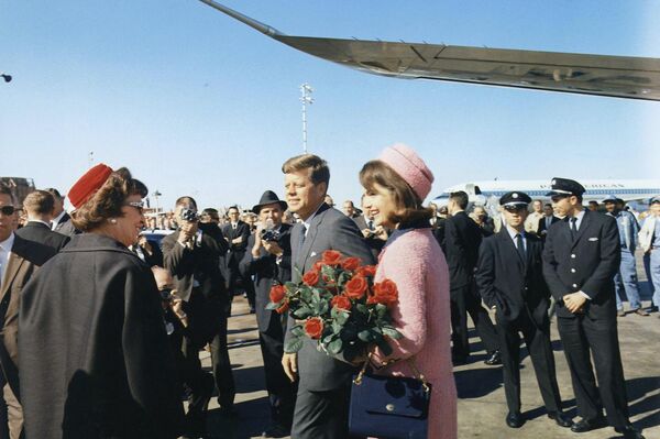 El asesinato a sangre fría de John Kennedy seguirá siendo para siempre una tragedia mundial.En la foto: la llegada de John Kennedy y su esposa Jacqueline al aeropuerto de Dallas Love Field. El asesinato a sangre fría de John Kennedy seguirá siendo para siempre una tragedia mundial.En la foto: la llegada de John Kennedy y su esposa Jacqueline al aeropuerto de Dallas Love Field. - Sputnik Mundo
