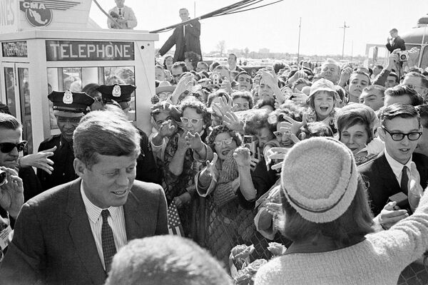 Unas horas antes del asesinato. Una multitud en Dallas recibe a la familia Kennedy con gritos de entusiasmo. - Sputnik Mundo
