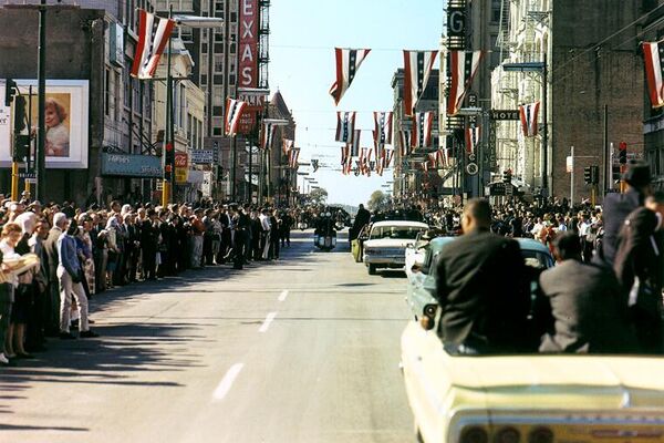 Unos minutos antes del asesinato. La caravana presidencial pasa por la calle Griffin en Dallas. - Sputnik Mundo