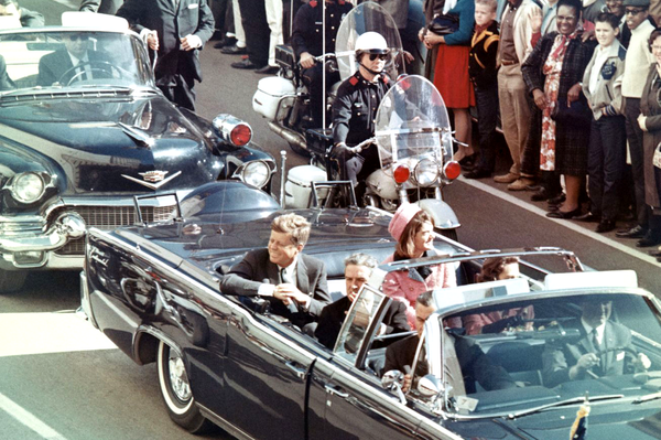 En el coche con Kennedy estaban su esposa Jacqueline, el gobernador de Texas John Connally (que fue herido de bala) y su esposa Nellie. - Sputnik Mundo