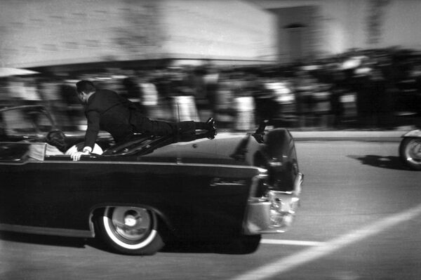 La limusina con Kennedy, herido de muerte, se apresura al hospital. El presidente murió 35 minutos después del tiroteo, sin recuperar la conciencia. - Sputnik Mundo
