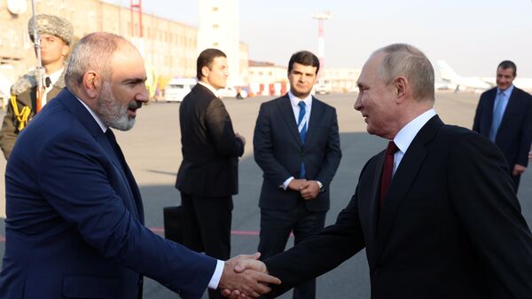 El primer ministro armenio, Nikol Pashinián, y el presidente ruso, Vladímir Putin - Sputnik Mundo
