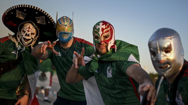 Aficionados mexicanos con máscaras de lucha libre durante el Mundial de Catar 2022, antes del partido entre México y Polonia - Sputnik Mundo