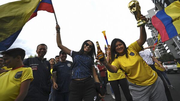 Hinchas ecuatorianos celebran en Quito - Sputnik Mundo