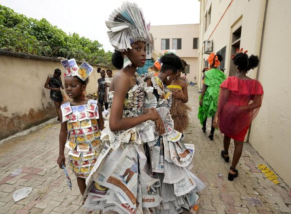 Varios vestidos hechos de diversos materiales reciclados son mostrados en la ciudad de Lagos, Nigeria. - Sputnik Mundo