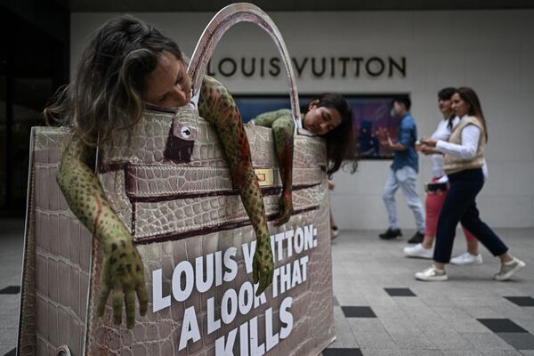 Los activistas de Personas por el Trato Ético de los Animales (PETA) durante una protesta contra el uso de piel de pitón en bolsos de lujo. La manifestación se llevó a cabo frente a una tienda de Louis Vuitton en la ciudad de Kuala Lumpur, en Malasia. - Sputnik Mundo