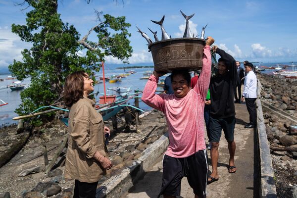 La vicepresidenta estadounidense, Kamala Harris, en el pueblo pesquero del distrito de Tagburos, en Palawan, durante una visita oficial a Filipinas. - Sputnik Mundo