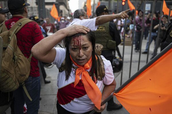 Los opositores al presidente peruano, Pedro Castillo, durante una manifestación para exigir su dimisión en Lima, Perú. - Sputnik Mundo