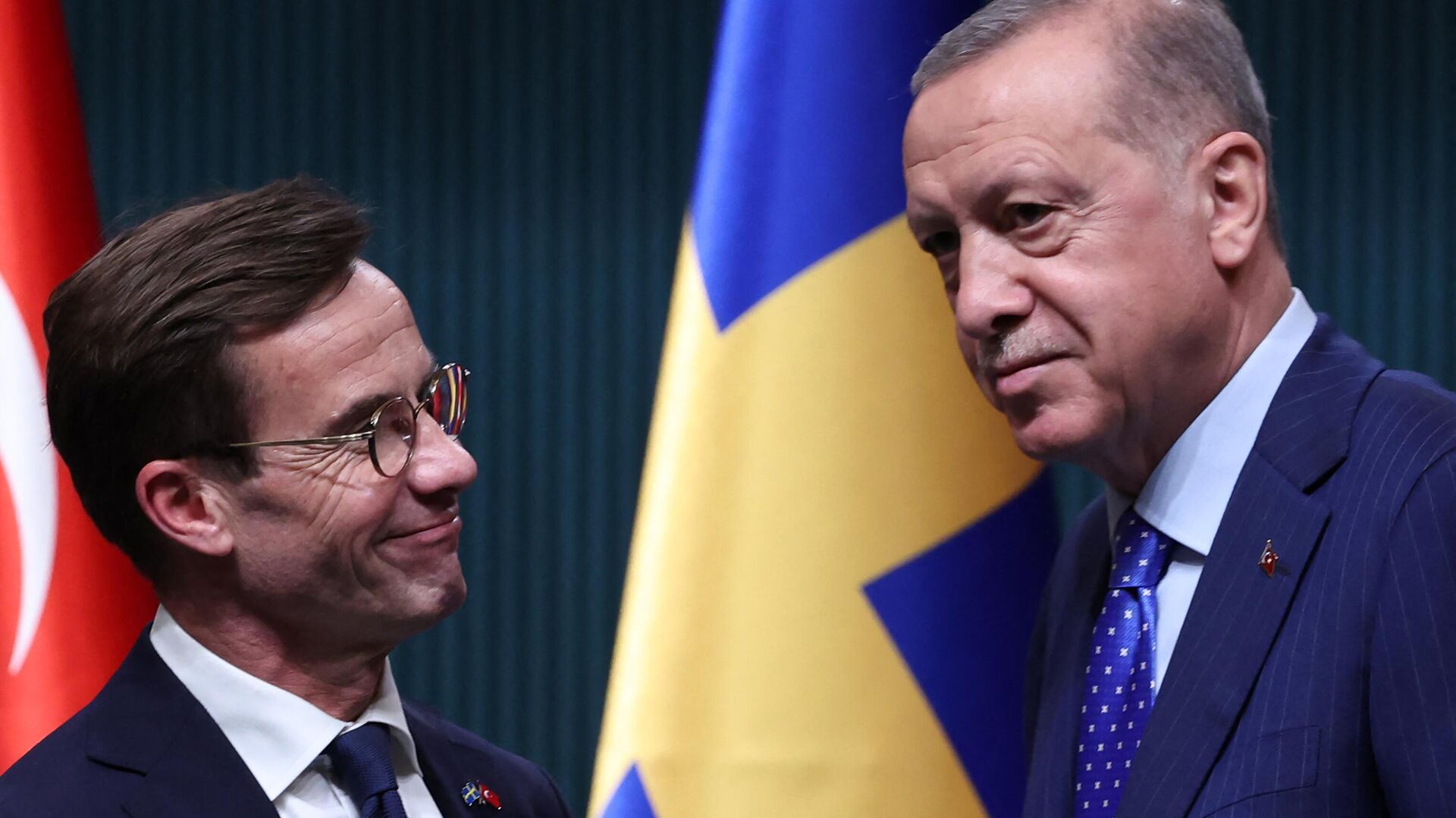 El primer ministro sueco, Ulf Kristersson, y el presidente turco, Recep Tayyip Erdogan, durante una rueda de prensa tras su reunión en el Palacio Presidencial de Ankara el 8 de noviembre de 2022 - Sputnik Mundo, 1920, 25.11.2022