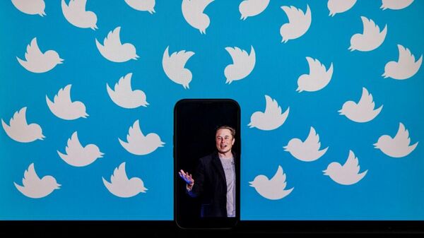 Ilustración de Elon Musk dentro de un smartphone, rodeado de los símbolos de Twitter - Sputnik Mundo