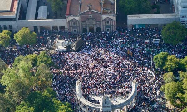 A casi cuatro años del inicio de su Gobierno, el presidente Andrés Manuel López Obrador encabezó una marcha desde el Ángel de la Independencia al Zócalo de CDMX, para dar su Informe de Gobierno. - Sputnik Mundo