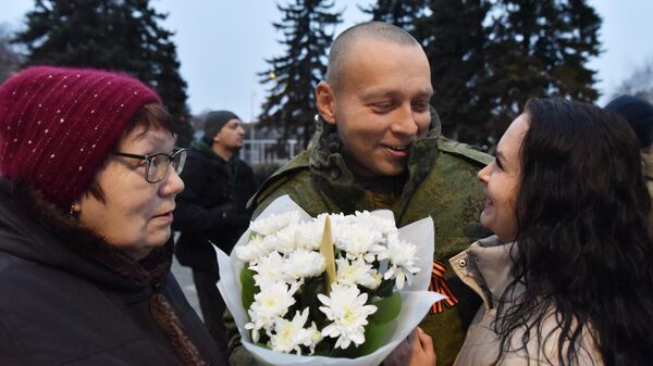 La recepción de prisioneros de guerra liberados en Donetsk - Sputnik Mundo