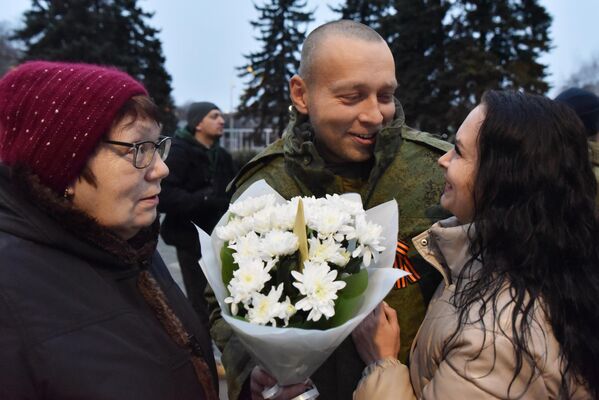 El 26 de noviembre, un total de 10 militares de la Milicia Popular de la RPD liberados del cautiverio ucraniano fueron recibidos en la ciudad de Jartsizsk en la RPD. - Sputnik Mundo