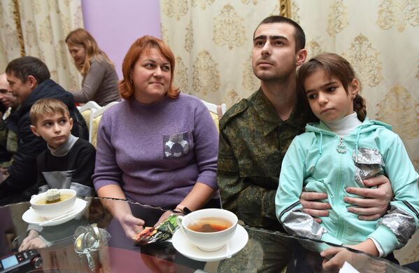 Un miliciano de la RPD que regresó de su cautiverio, rodeado de sus familiares. - Sputnik Mundo