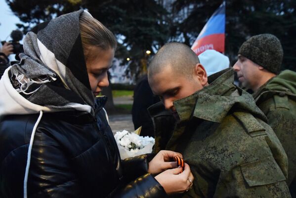 Según el Ministerio de Defensa ruso, Ucrania y Rusia intercambiaron casi 100 prisioneros de guerra de cada lado en la última semana. - Sputnik Mundo