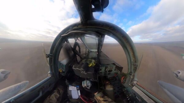 Un ataque aéreo visto desde la cabina de un Su-25 ruso en Ucrania - Sputnik Mundo