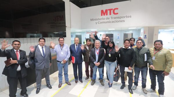 Transportistas de carga de Perú acuerdan levantar el paro contra alza del precio de combustibles - Sputnik Mundo