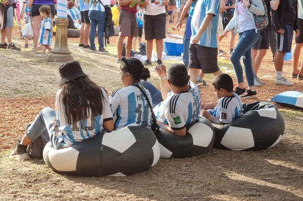 Familias enteras acudieron a la plaza Seeber para alentar a la selección argentina - Sputnik Mundo