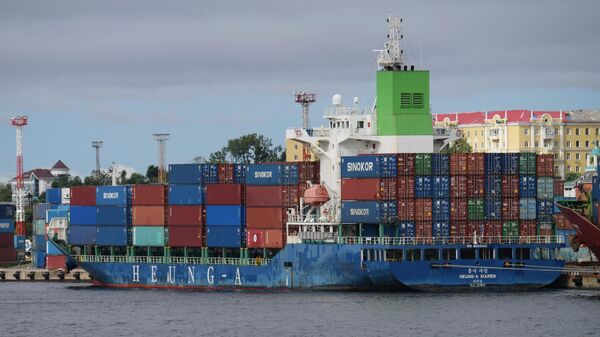 Un buque de carga Heung-A Xiamen con contenedores en el puerto de la ciudad rusa de Vladivostok - Sputnik Mundo