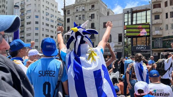 Uruguayos alientan a la Celeste en el partido contra Ghana - Sputnik Mundo