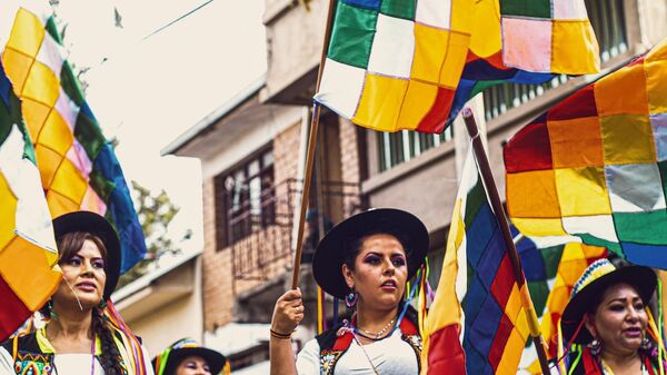 Mujeres bolivianas con la wiphala - Sputnik Mundo