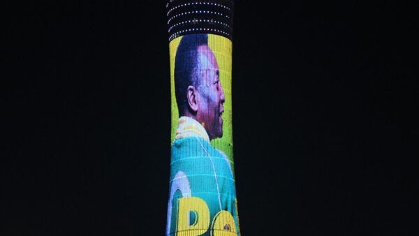 La Torre Aspire de la ciudad de Doha, iluminada en apoyo a Pelé, en el Mundial de Catar 2022 - Sputnik Mundo