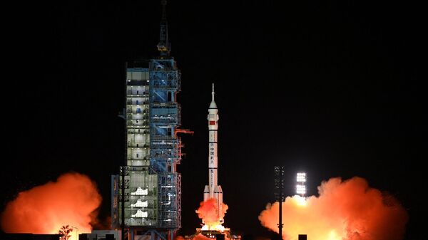 Un cohete portador Long March-2F, que transporta la nave espacial Shenzhou-15  - Sputnik Mundo