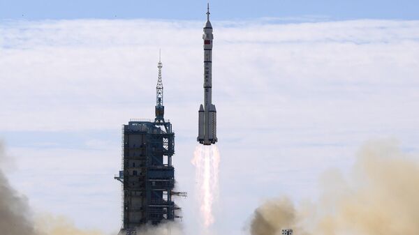 Un cohete Long March-2F Y12 transporta una tripulación de astronautas chinos en una nave espacial Shenzhou-12 - Sputnik Mundo