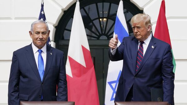 Benjamín Netanyahu, exprimer ministro de Israel, y el expresidente de EEUU Donald Trump. - Sputnik Mundo