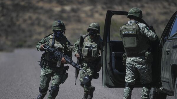 Soldados del ejército mexicano durante un operativo en el estado de Zacatecas, en el centro de México, en marzo de 2022 - Sputnik Mundo