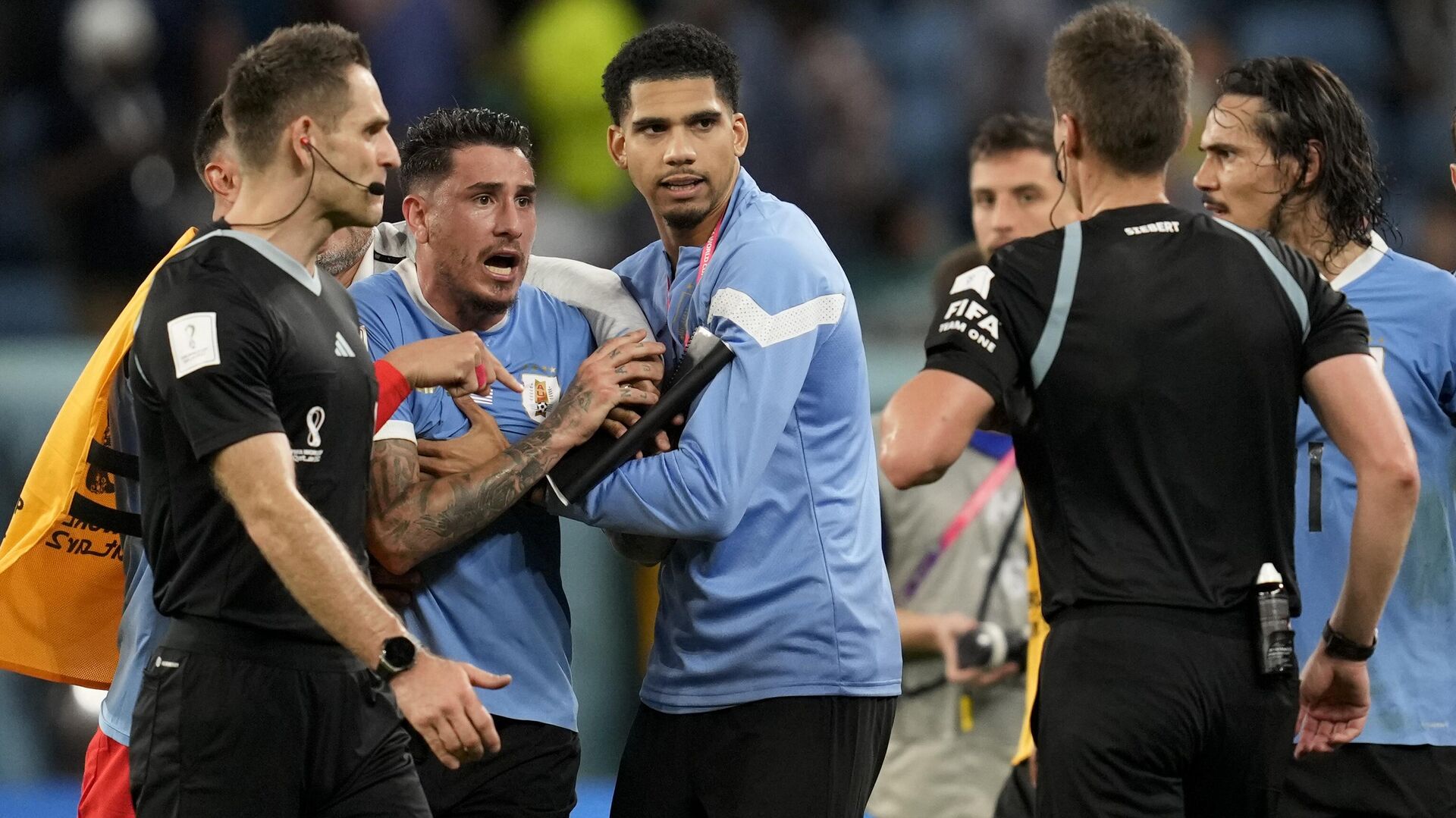 FIFA abre procedimiento contra cuatro jugadores de Uruguay por episodios  tras eliminación