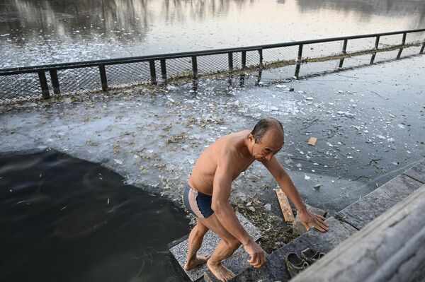 Un aficionado a la natación de invierno en el parque Shichahai de Pekín (China). - Sputnik Mundo