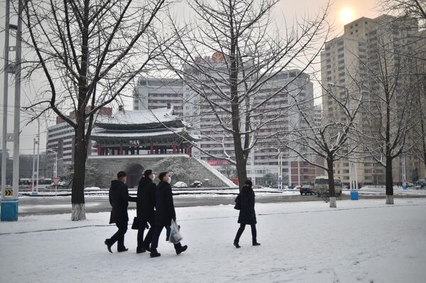 En Pyongyang, capital de Corea del Norte, el termómetro marca ligeramente bajo cero y nevó.En la foto: peatones en una calle de Pyongyang. - Sputnik Mundo