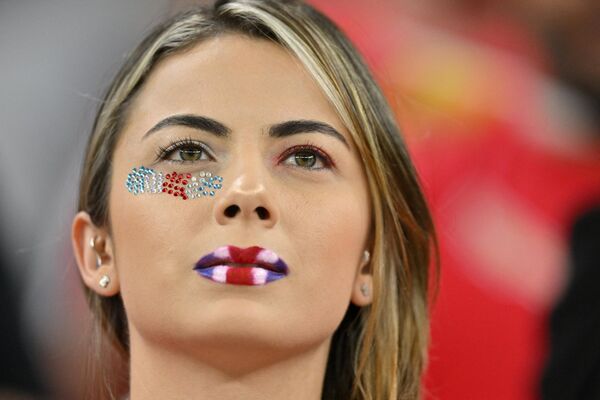 Una aficionada costarricense durante el partido Costa Rica-España de la fase de grupos en el que la selección española consiguió una victoria aplastante de 7 a 0. Una aficionada costarricense durante el partido Costa Rica-España de la fase de grupos en el que la selección española consiguió una victoria aplastante de 7 a 0. - Sputnik Mundo