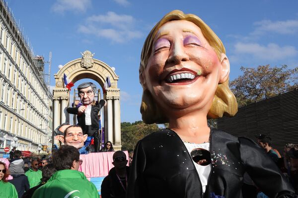 Muñecas gigantes que representan a los candidatos presidenciales franceses Marine Le Pen, del Frente Nacional, Benoit Hamon, del Partido Socialista, y François Fillon, de Unión por un Movimiento Popular, en el Carnaval de Niza. Muñecas gigantes que representan a los candidatos presidenciales franceses Marine Le Pen, del Frente Nacional, Benoit Hamon, del Partido Socialista, y François Fillon, de Unión por un Movimiento Popular, en el Carnaval de Niza. - Sputnik Mundo