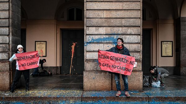 Ecoactivistas arrojan pintura a fachada de La Scala - Sputnik Mundo