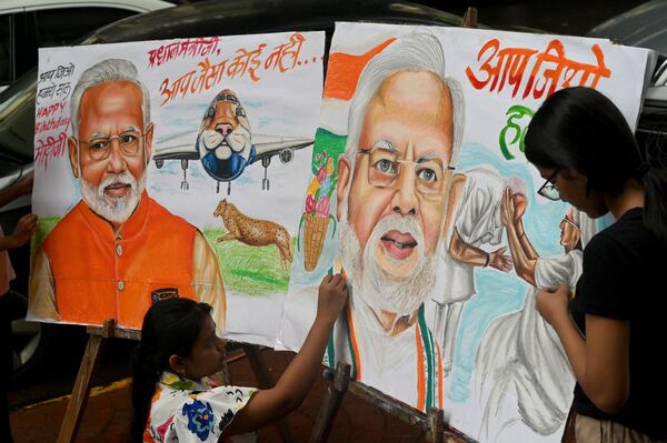 Alumnos de una escuela de arte de Bombay pintan retratos del primer ministro indio, Narendra Modi, en ocasión de su cumpleaños. - Sputnik Mundo
