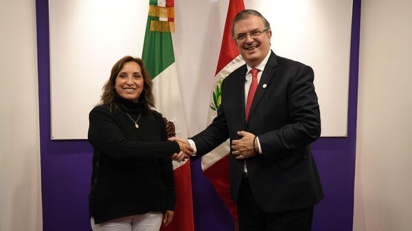 La hoy presidenta de Perú, Dina Boluarte, con el canciller de México, Marcelo Ebrard, en agosto de 2022. - Sputnik Mundo